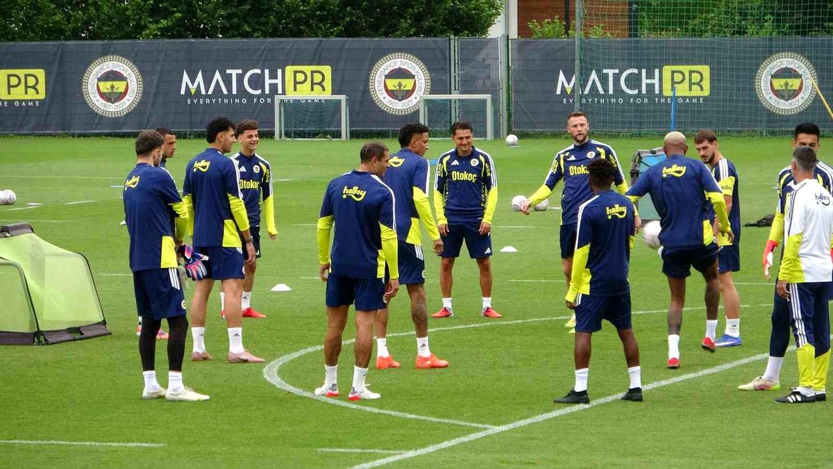 Fenerbahçe futbolcuları Avusturya'da yağmur altında antrenman yapıyor.