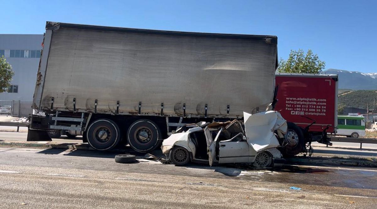 Freni patlayan kamyon 2 araca çarptı; 3 kişi yaralandı