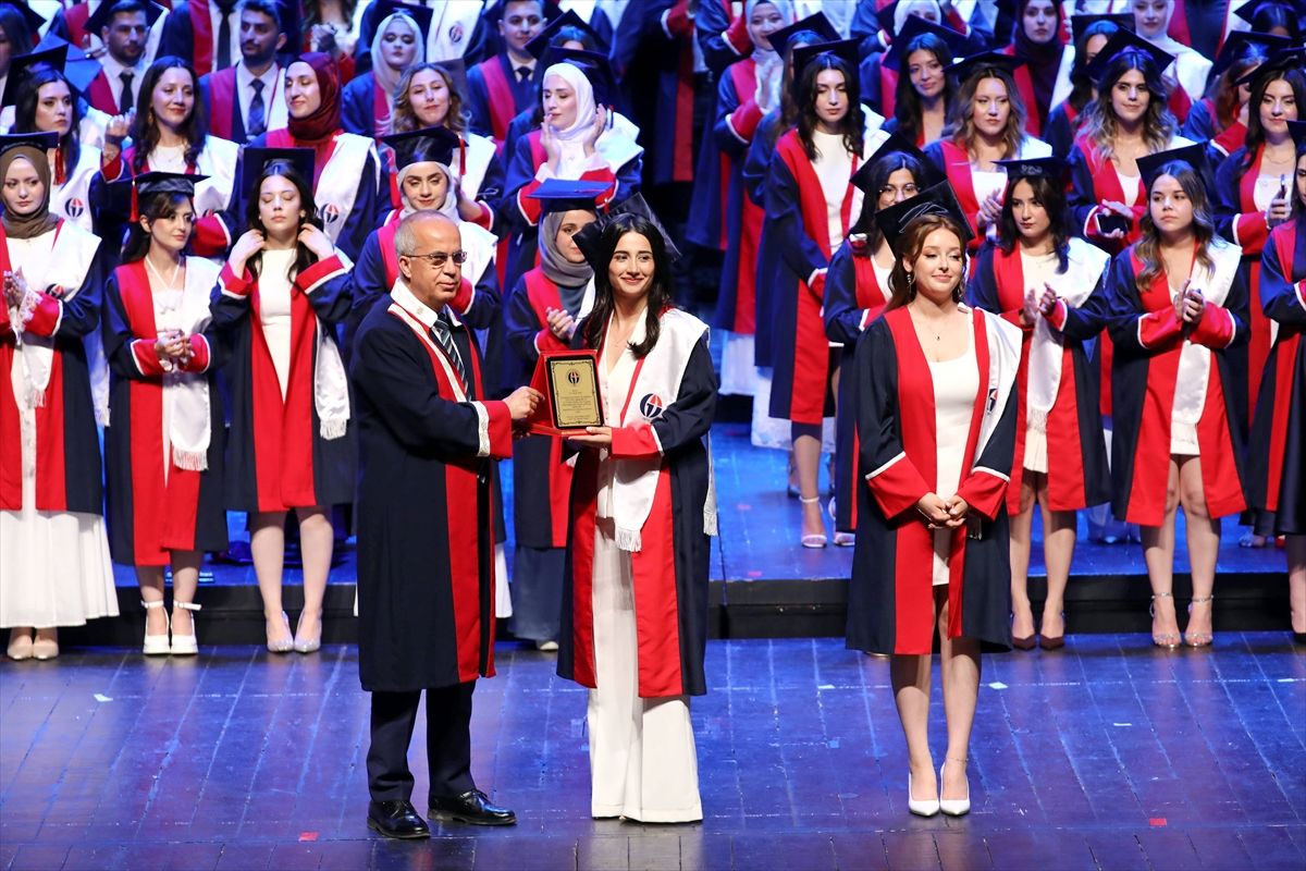 Gaziantep Üniversitesi'nde 200 genç doktor mezun oldu