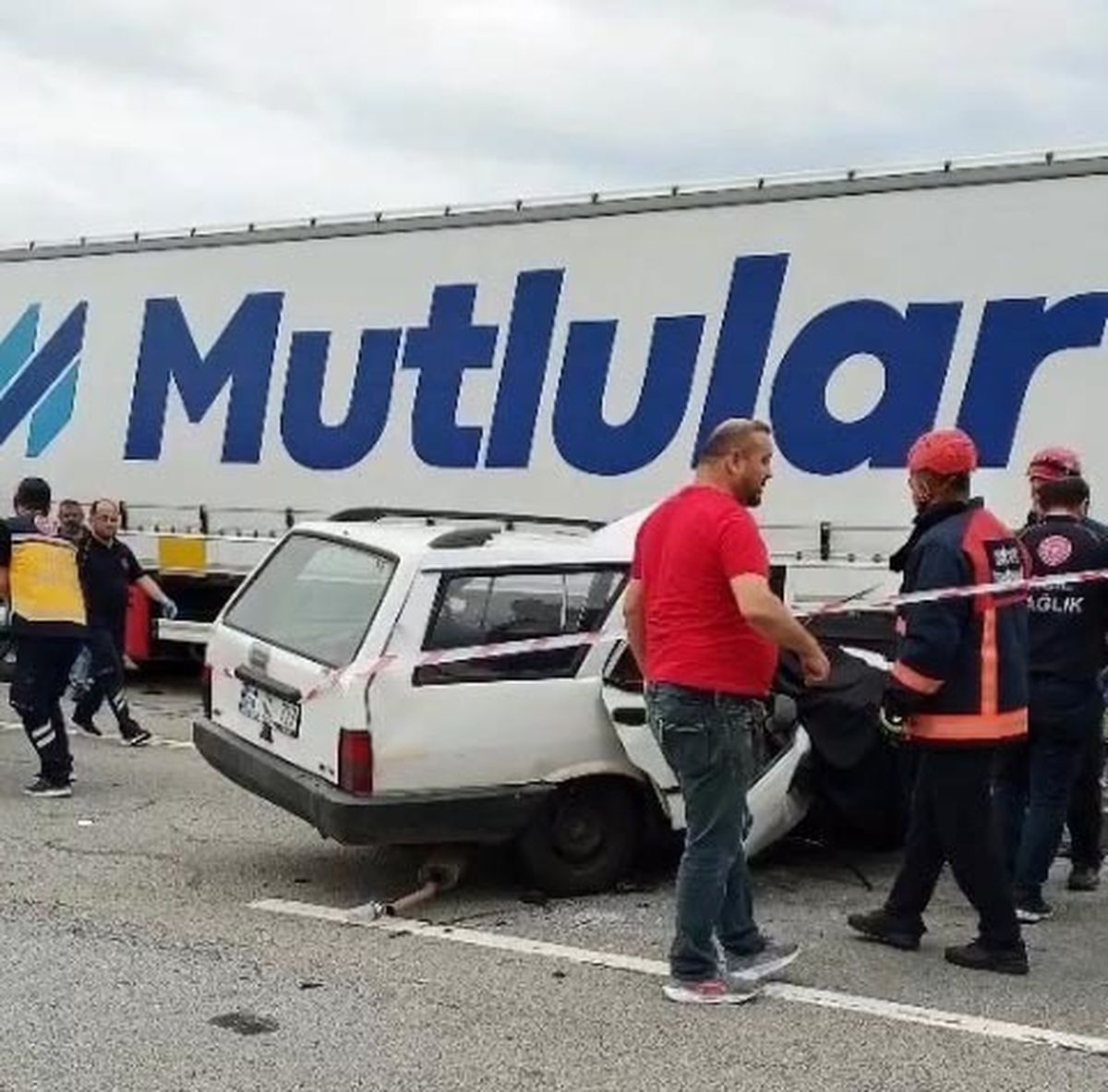 Giresun'un Espiye ilçesinde park halindeki TIR'a çarpan otomobilde meydana gelen trafik kazası.