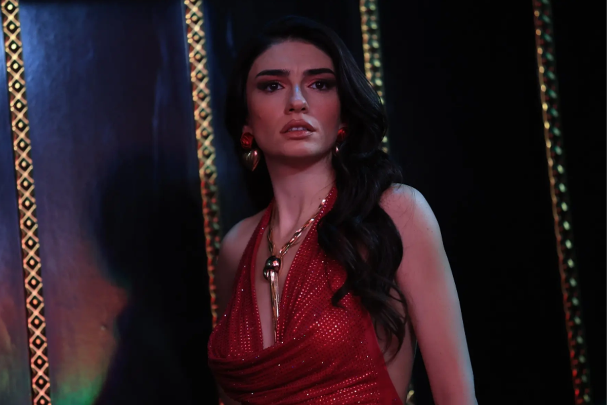 Hazar Ergüçlü'nün tatilde çekilmiş dikkat çekici bir fotoğrafı.