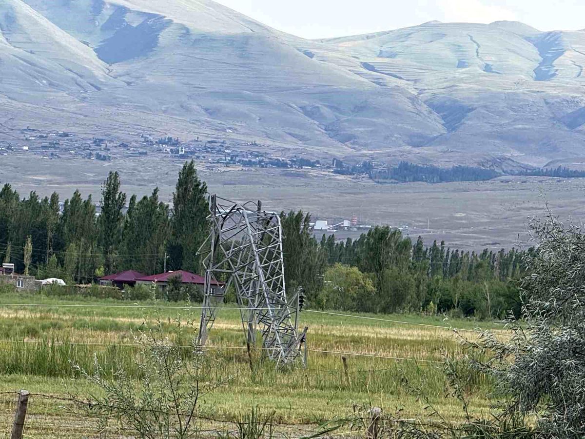 Iğdır'da fırtına çatıları uçurdu