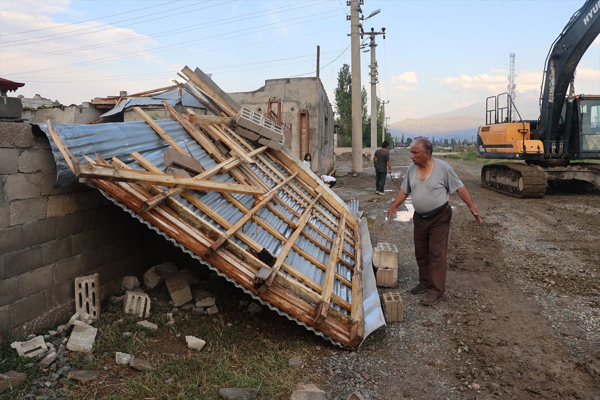 Iğdır ve Kars'ta fırtına ve sağanak hasar verdi