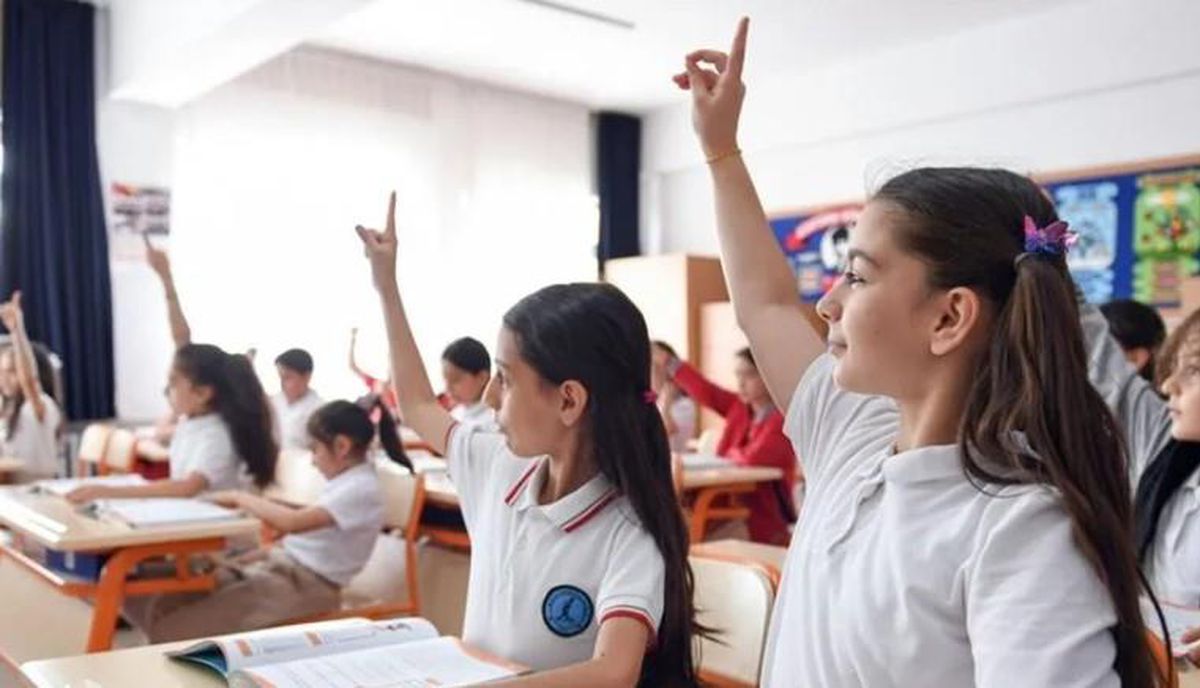 Milli Eğitim Bakanlığı logosu ve ilkokul öğrencileri temsili görseli.