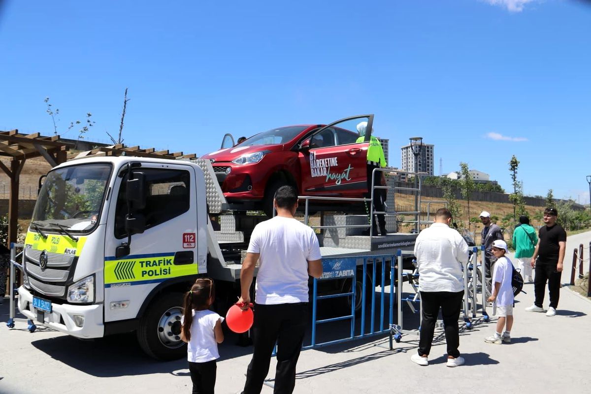 İstanbul'da emniyet kemerinin önemi simülasyon aracıyla anlatıldı