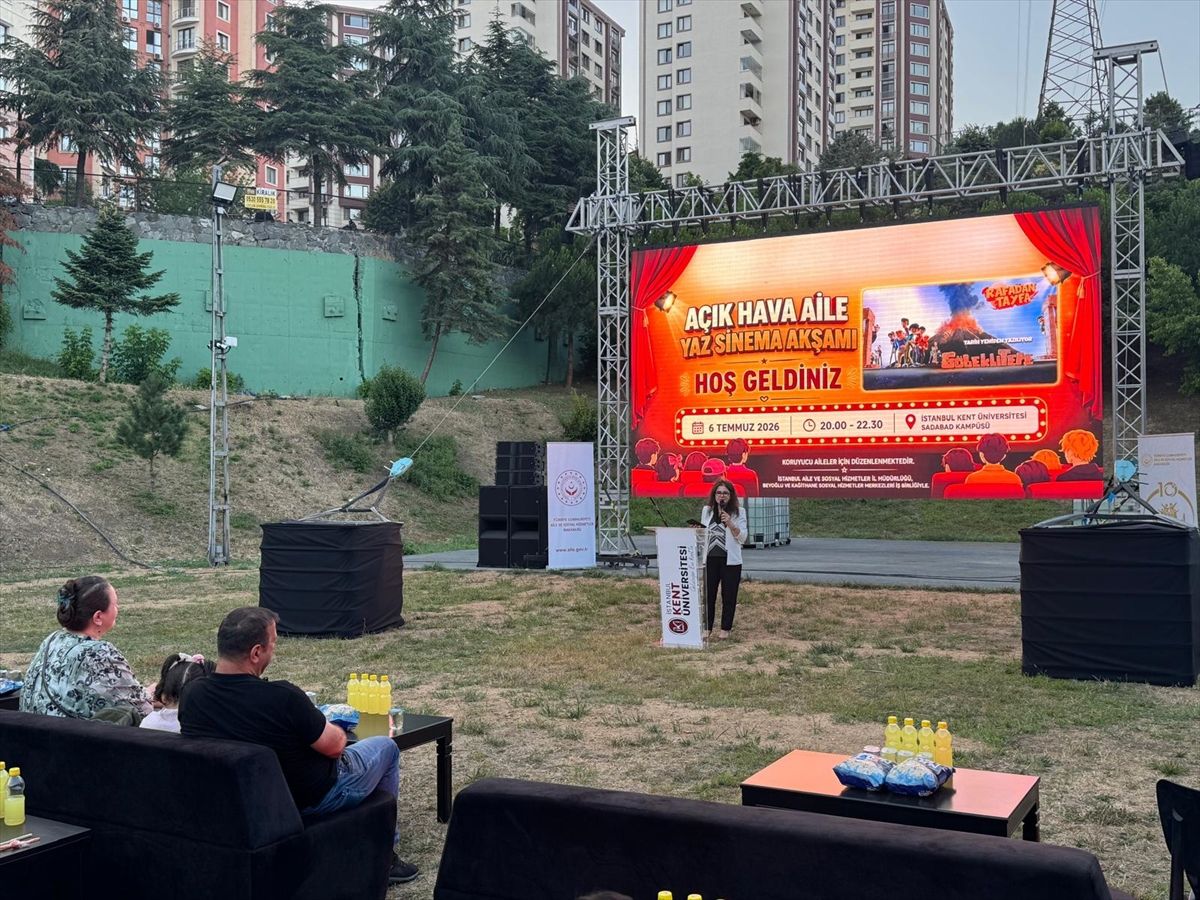 İstanbul'da koruyucu aileler ve koruma altındaki çocuklar açık hava sinemasında buluştu