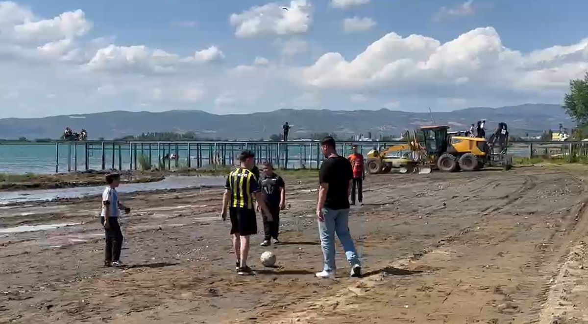 İznik Gölü'nde iskelenin karada kaldığı alan, çocuklara futbol sahası oldu