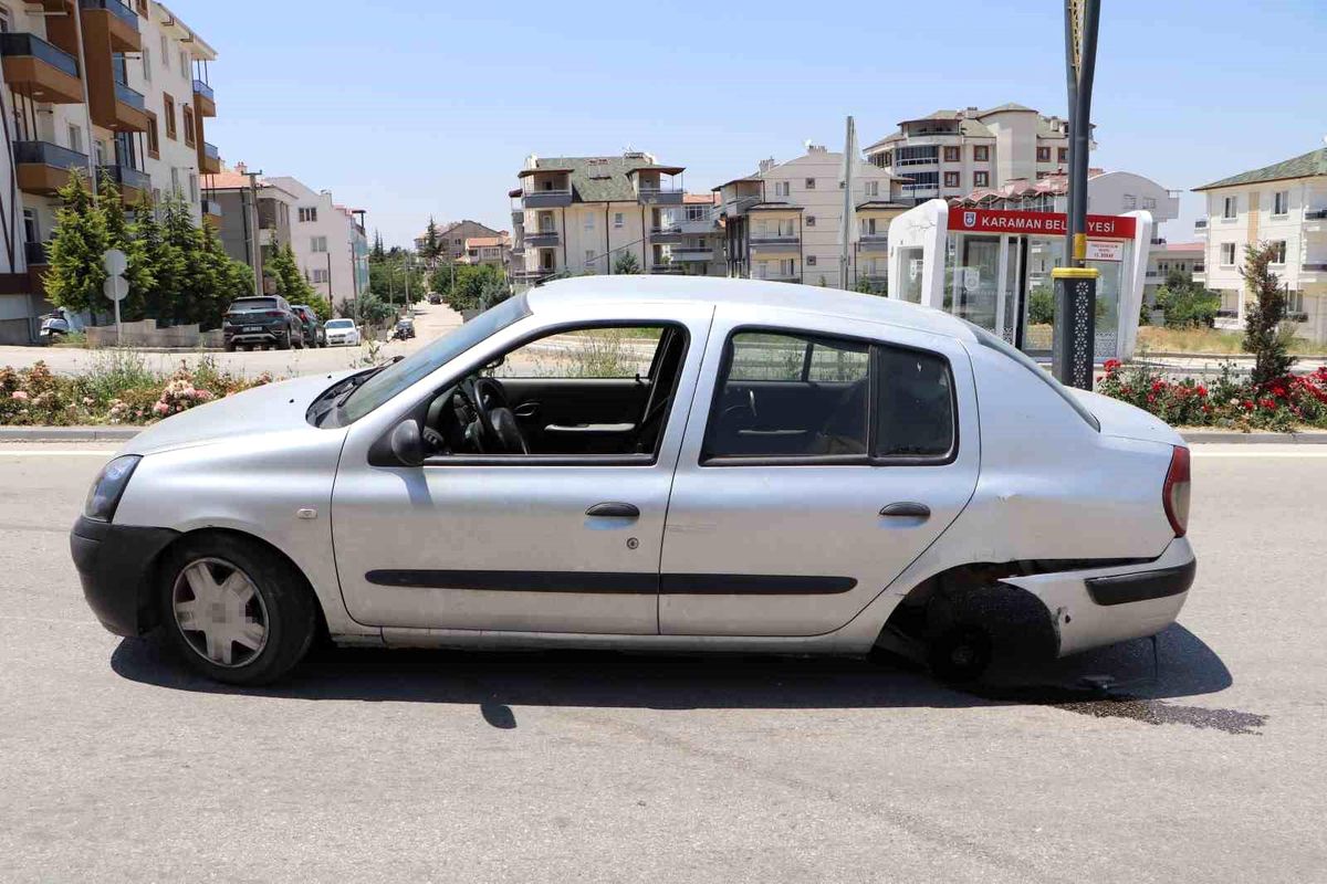 Karaman'da dubaya çarpan otomobilin tekeri ile egzozu koptu: Kaza anı kamerada