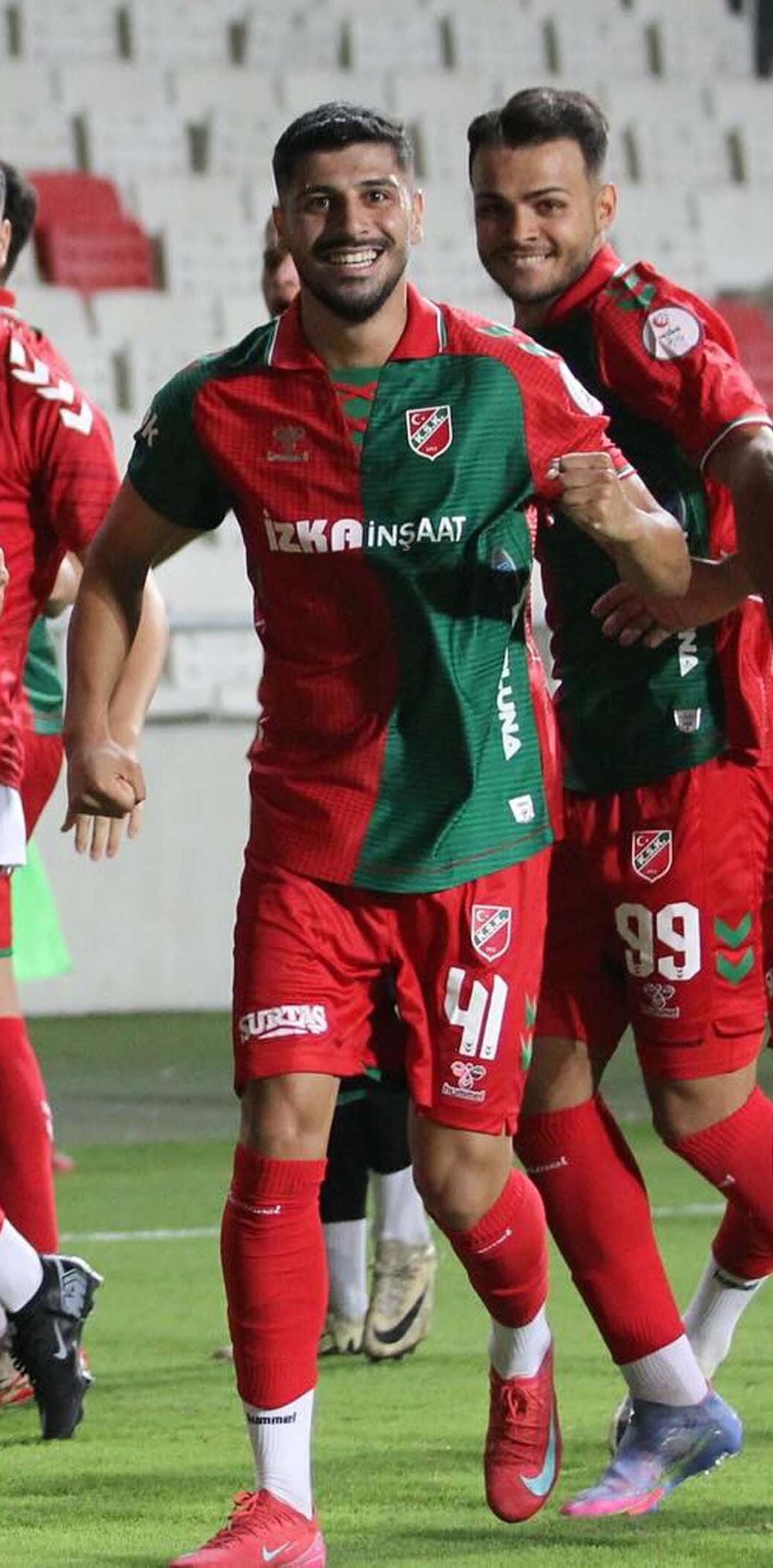 Türkiye Futbol Federasyonu binası önünde çekilmiş bir fotoğraf.