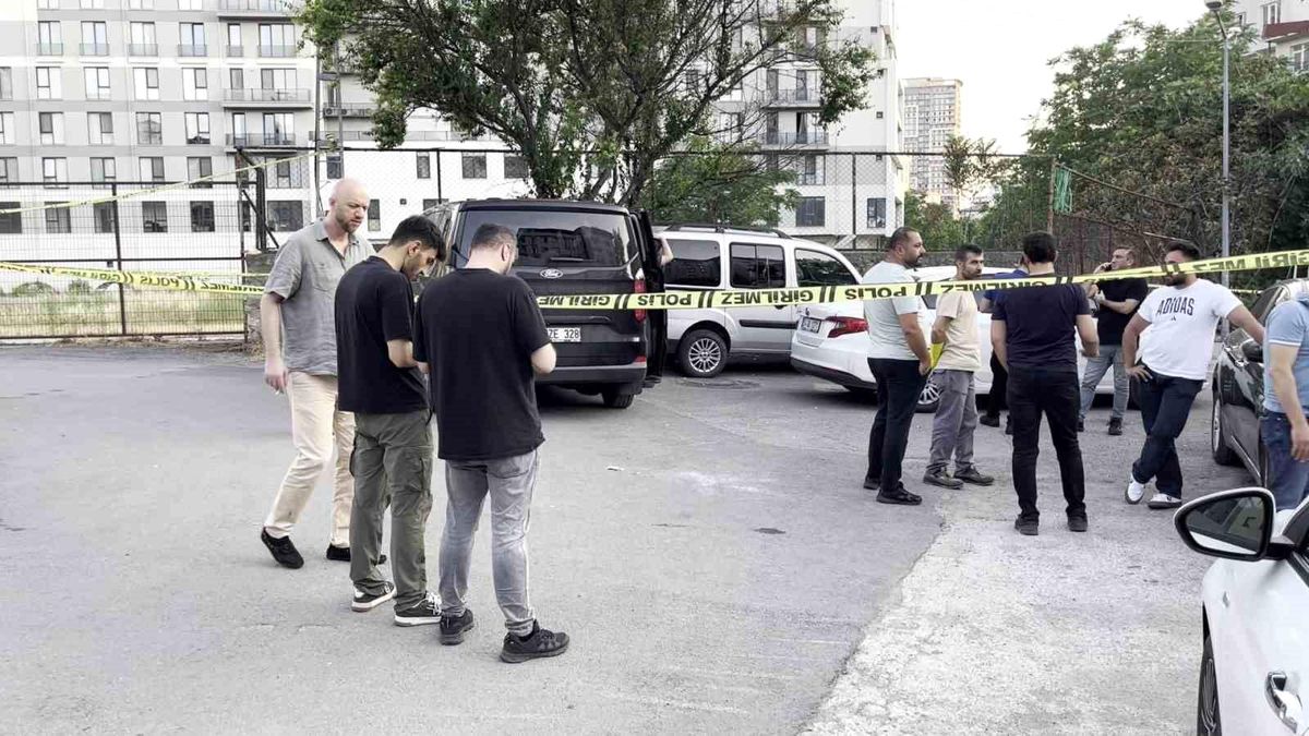 Kartal'da metruk bir gecekonduda polis inceleme yapıyor.