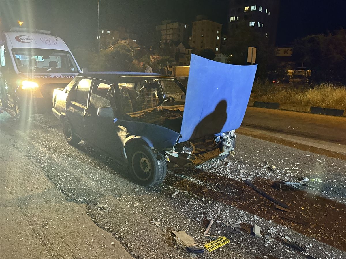 Kastamonu'da tırla çarpışan otomobildeki 5 kişi yaralandı