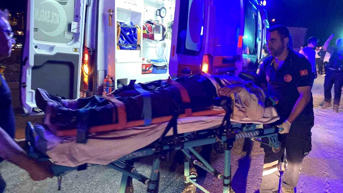 Kastamonu'da Tofaş marka otomobil tıra çarptı: 5 yaralı