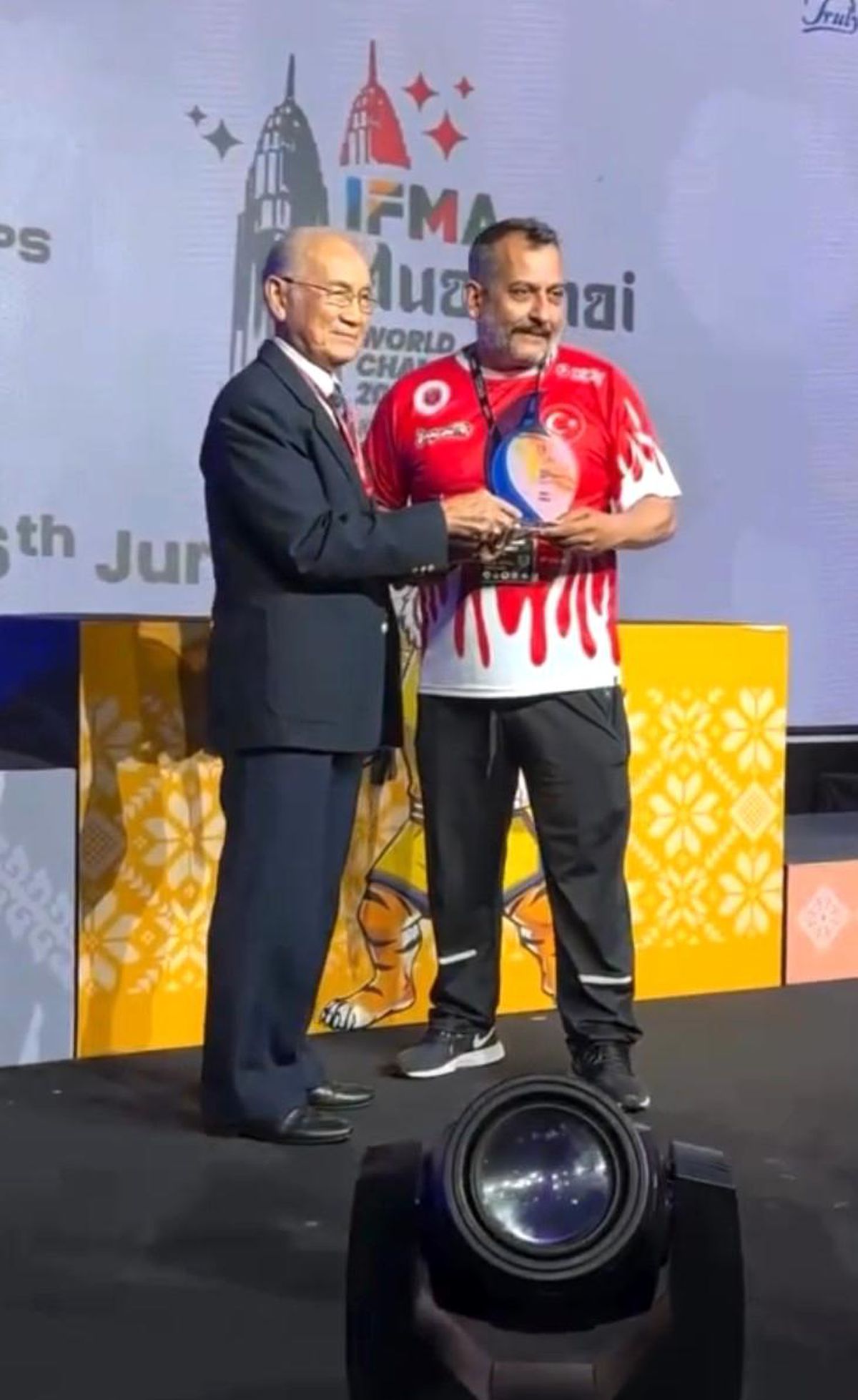Muaythai Milli Takımı Teknik Direktörü Göksel Cingöz'e 'Dünyanın En İyi Antrenörü' Ödülü