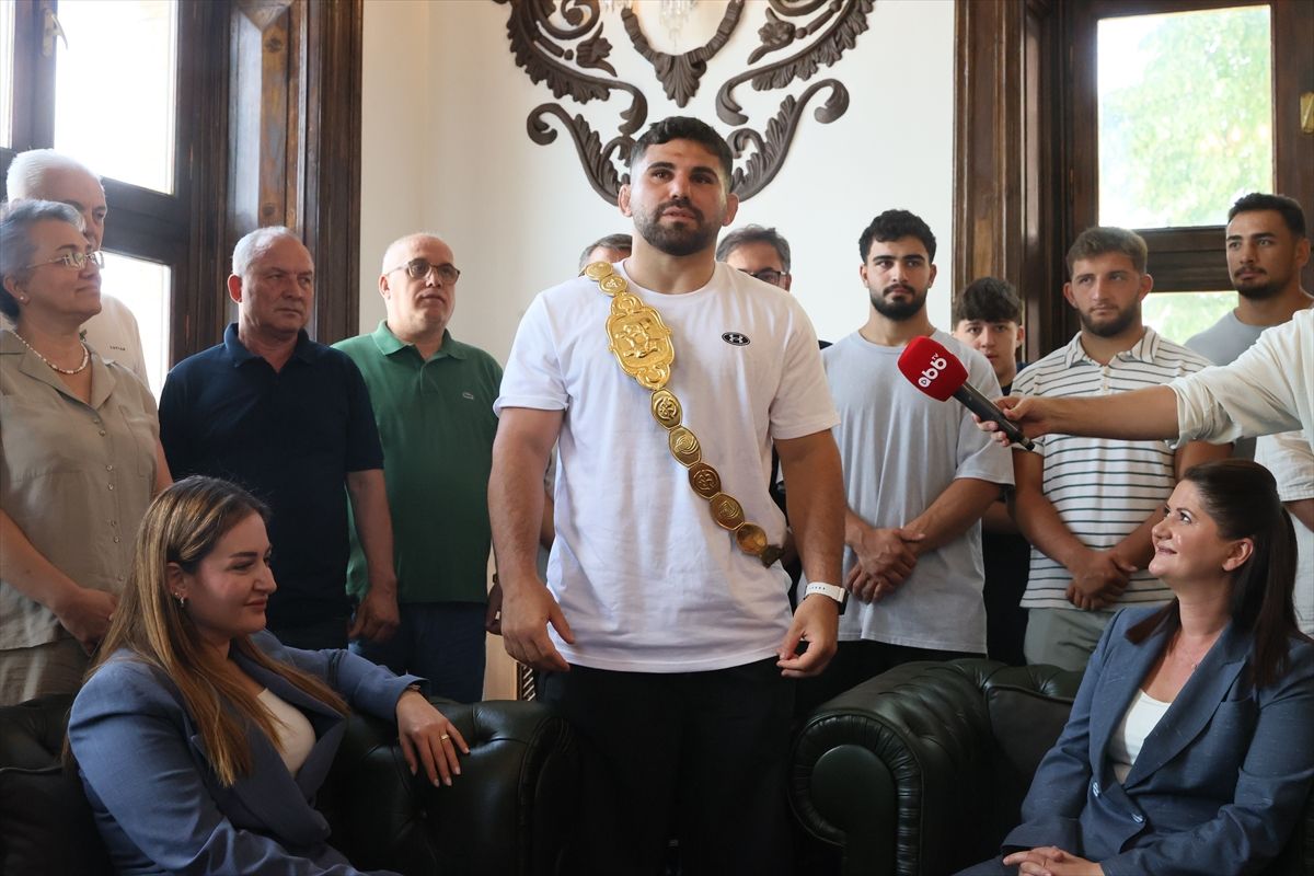 Kırkpınar'da başpehlivan olan Taş, çocukluk hayalini gerçekleştirmenin mutluluğunu yaşıyor