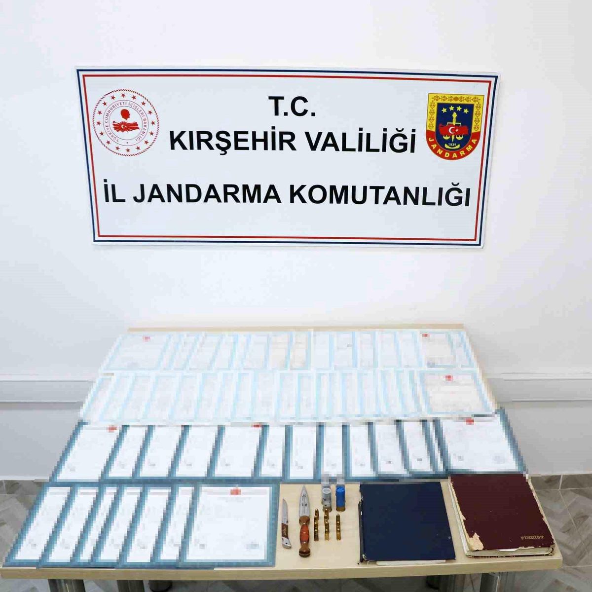 Kırşehir'de jandarma ekiplerinin tefecilik operasyonu sonrası adliyeye sevk edilen şüpheliler.