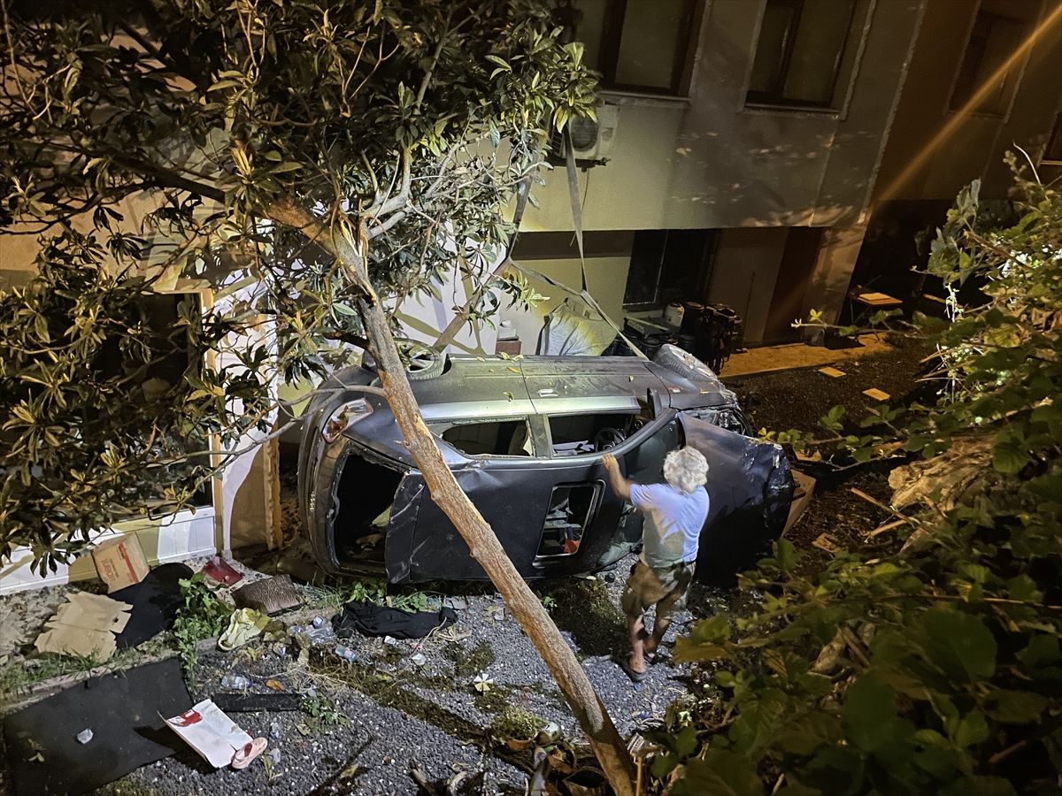 Kocaeli'de apartman boşluğuna devrilen otomobildeki 2 kişi yaralandı