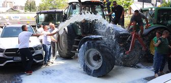 Kosova'da süt üreticileri bakanlık önündeki protestoda yüzlerce litre süt döktü
