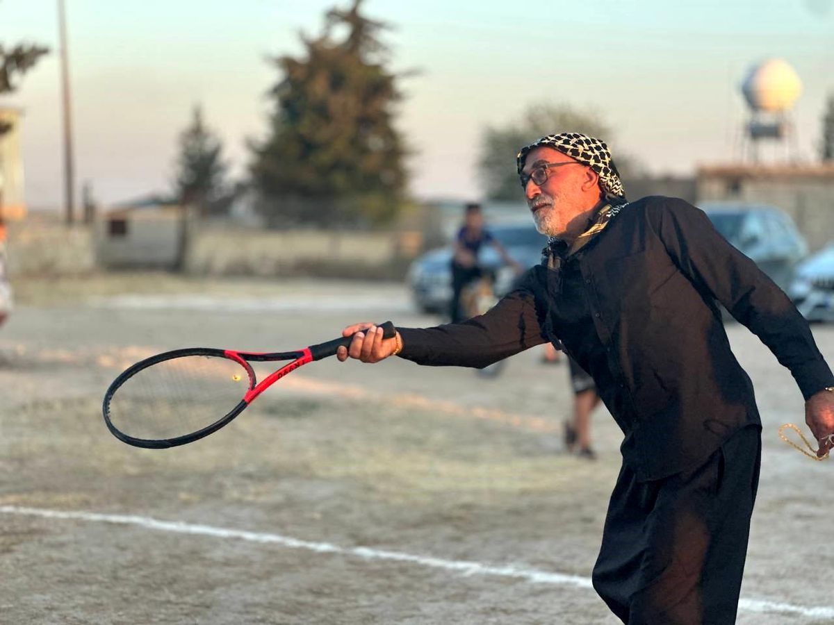 Şanlıurfa'da yerel kıyafetler giymiş mahalle sakinlerinin tenis oynadığı an.