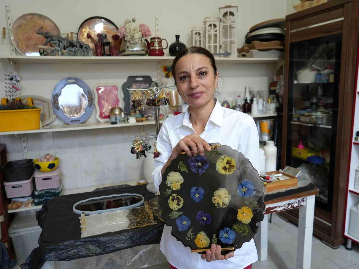 Filiz Yılmaz'ın epoksi reçinesiyle ürettiği kişiye özel hediyelik ürünlerden bir kesit