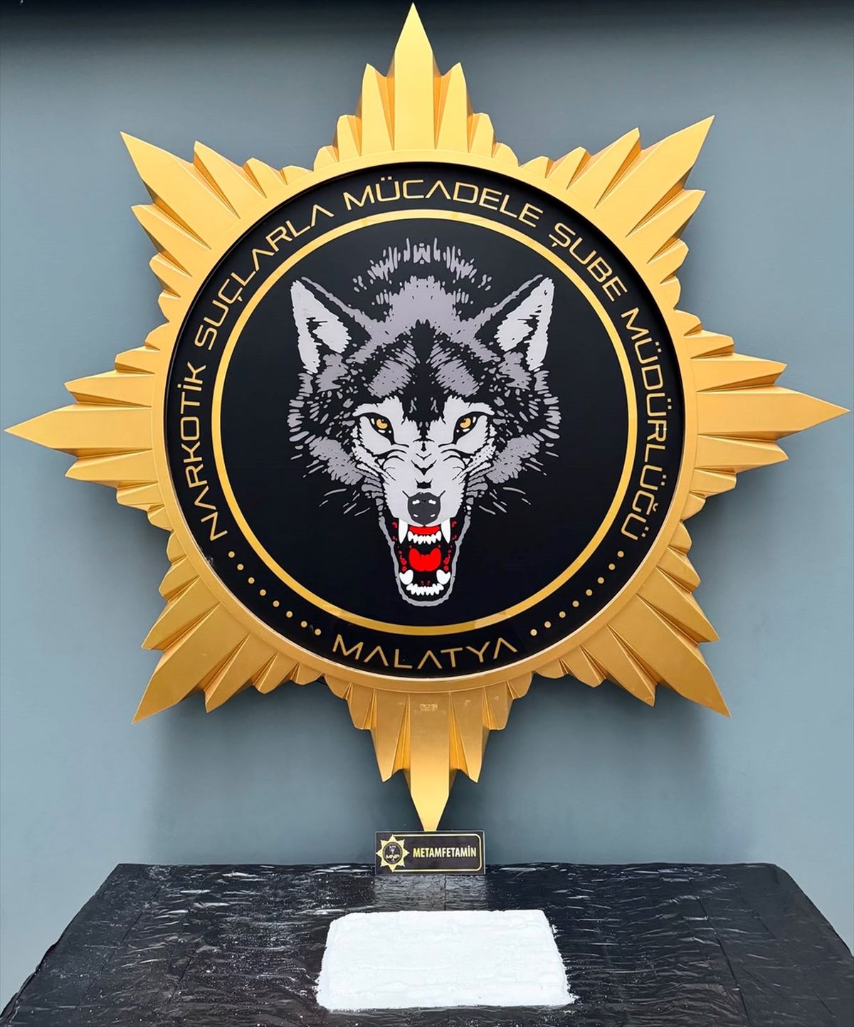 Malatya'da otomobilin orta konsoluna gizlenmiş 1 kilogram sentetik uyuşturucu ele geçirildi