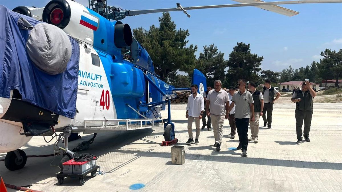 Mersin Orman Bölge Müdürü Zafer Kızıl, Gülnar'daki orman yangını söndürme çalışmalarını incelerken.