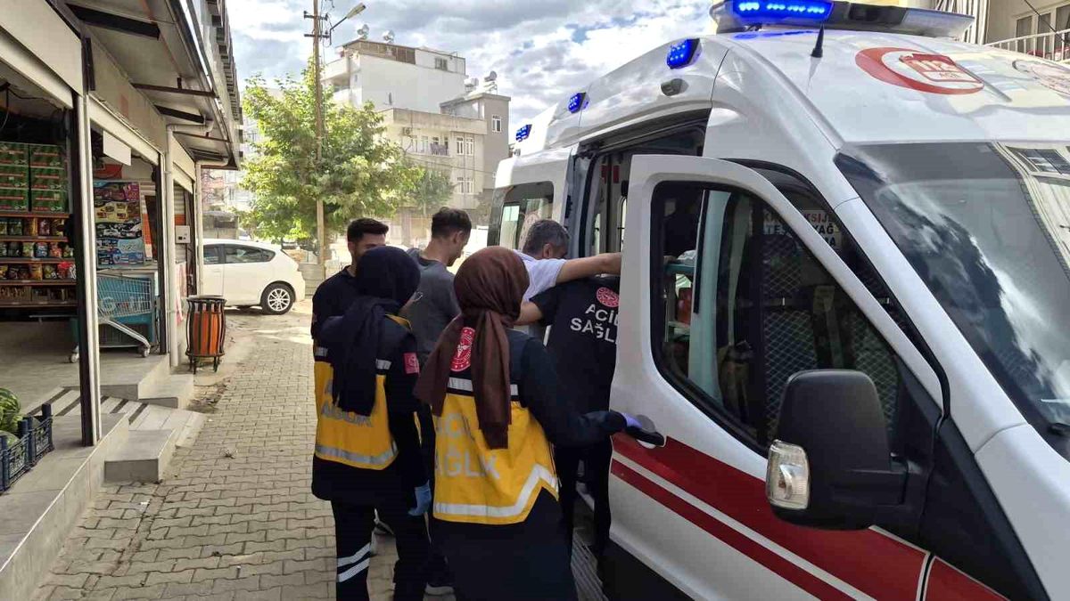 Adıyaman'da otomobil ile motosikletin çarpışması sonucu oluşan kaza yeri.