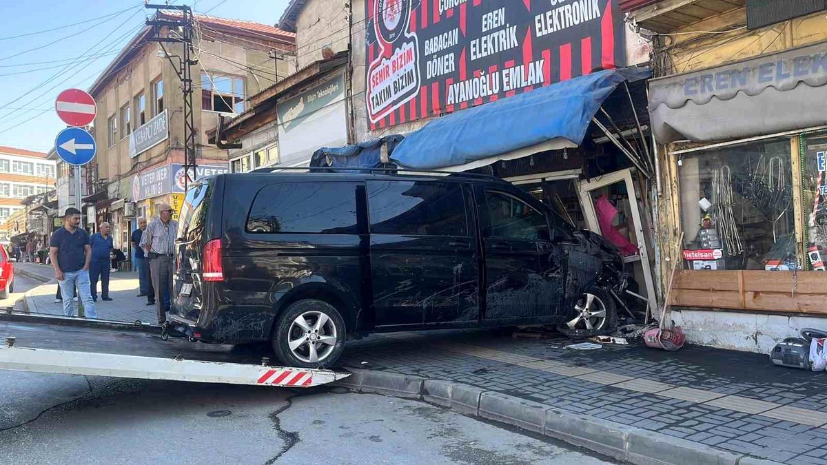 Önce park halindeki araçları biçti, sonra iş yerine daldı