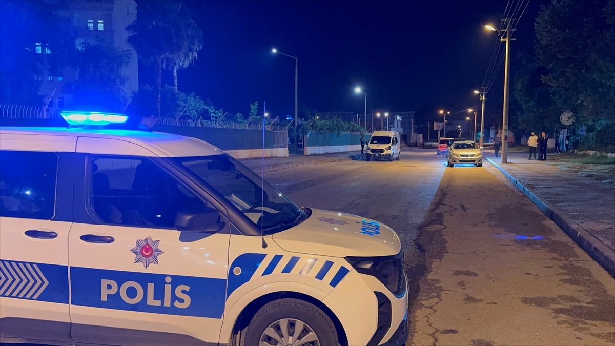 Osmaniye'de bir düğün salonunda çıkan silahlı kavgada 1 kişi hayatını kaybetti, 6 kişi yaralandı.