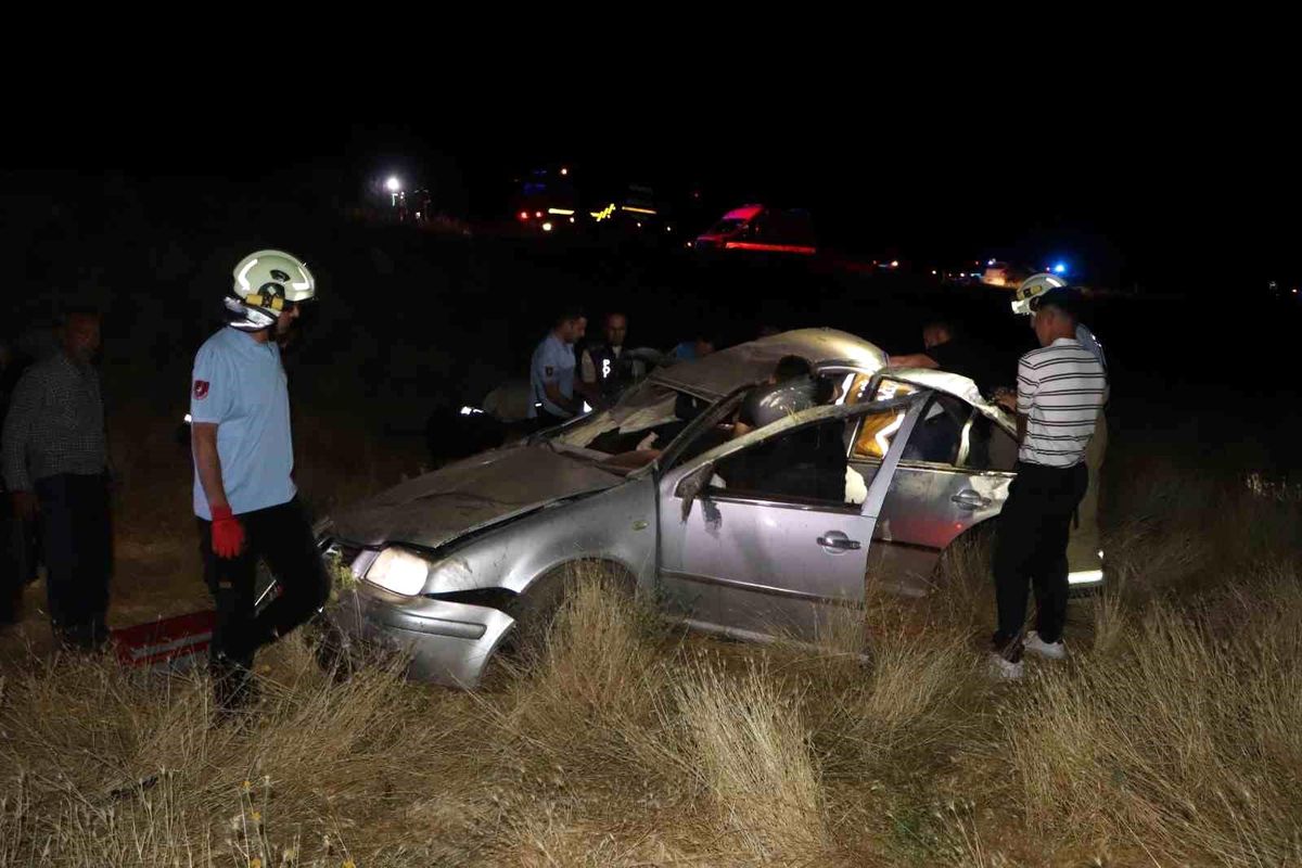 Otomobil takla atarak şarampole uçtu: 3 yaralı