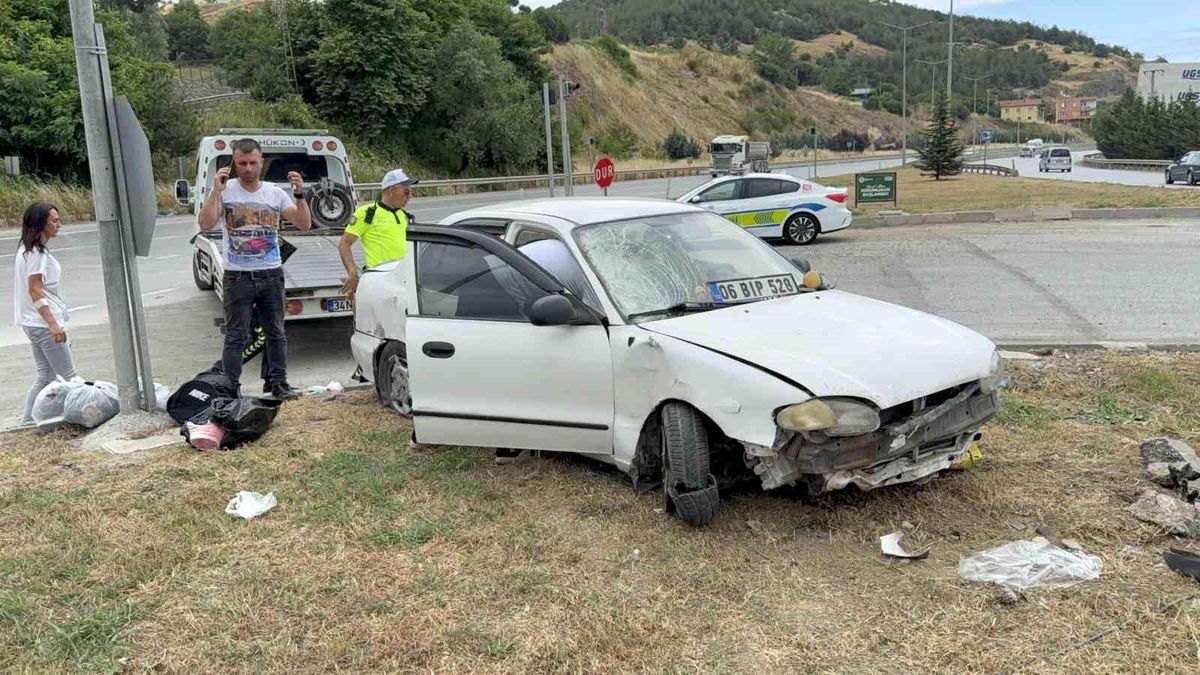 Otomobilin refüje çıktığı kaza maddi hasarla atlatıldı