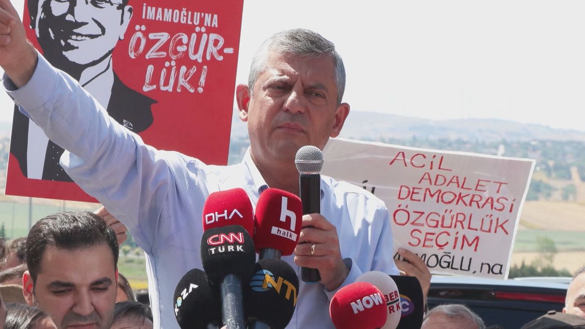 Özgür Özel, Ekrem İmamoğlu'nun davasını takip ederken açıklama yapıyor.