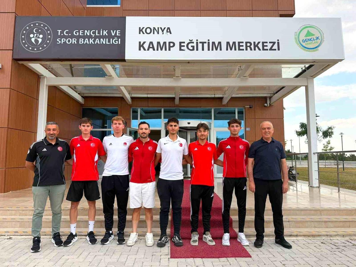 Türk milli bisiklet takımının Avrupa Pist Bisikleti Şampiyonası'nda yarıştığı görsel.