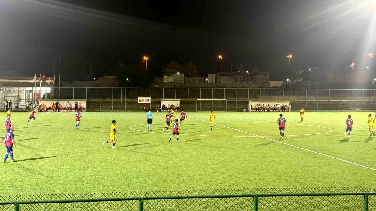Kocaköyspor futbol takımı oyuncuları şampiyonluk kupasıyla kutlama yapıyor