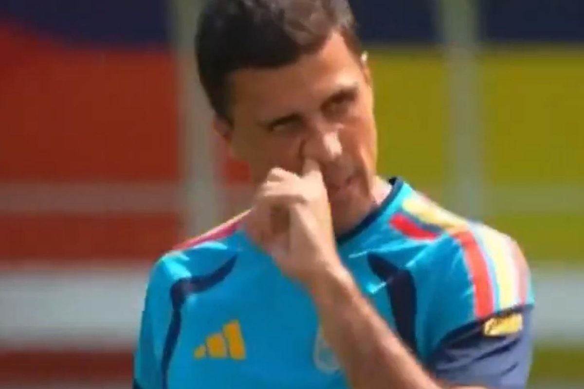İspanyol futbolcu Rodri antrenman sırasında burnunu karıştırıp aynı parmağını ağzına götürüyor.