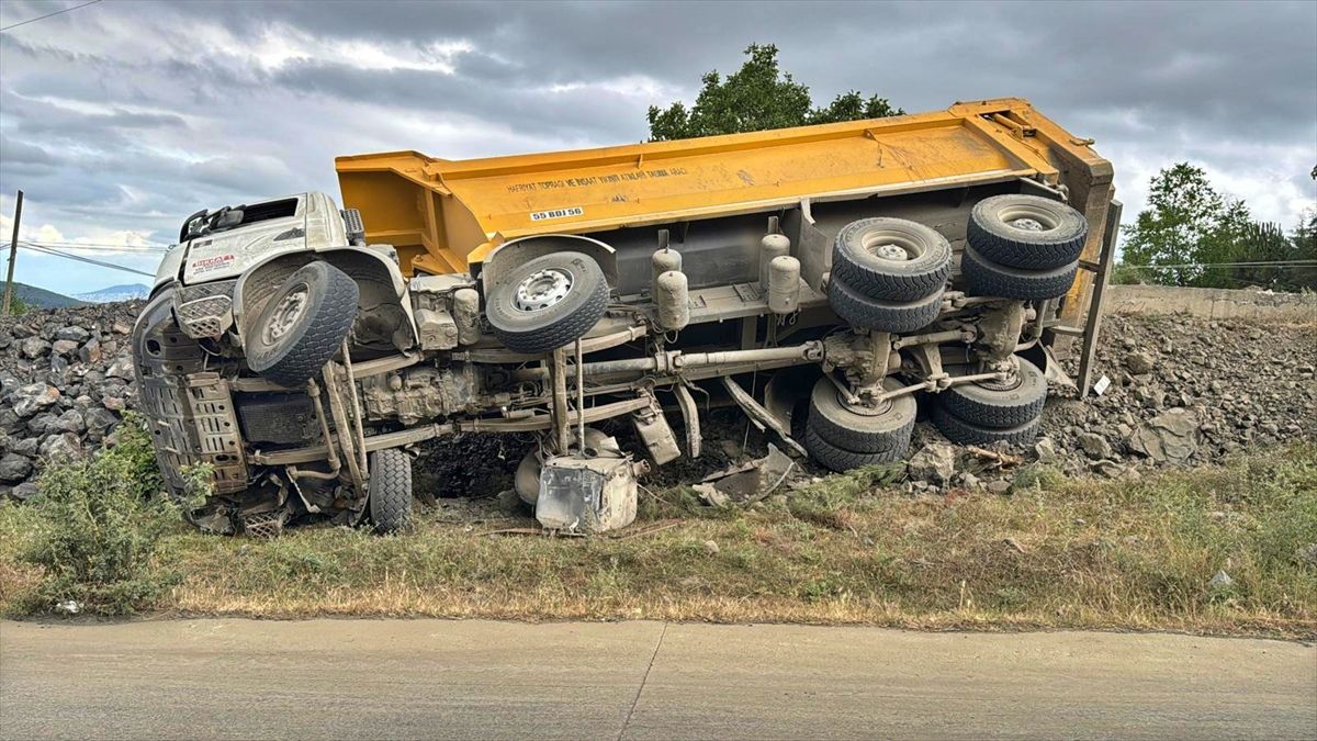 Samsun'da devrilen kamyonun sürücüsü hayatını kaybetti