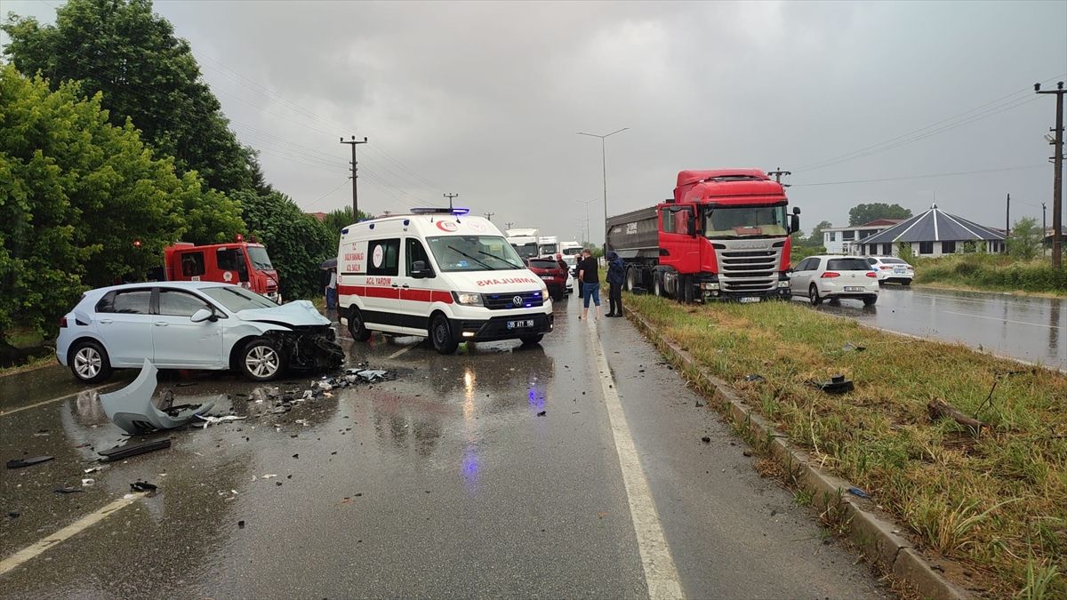 Samsun'da iki otomobilin çarpıştığı kazada 2'si ağır 4 kişi yaralandı
