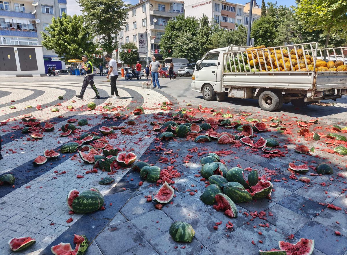 Satışına izin verilmediğini öne sürdüğü karpuzları belediye önünde parçaladı