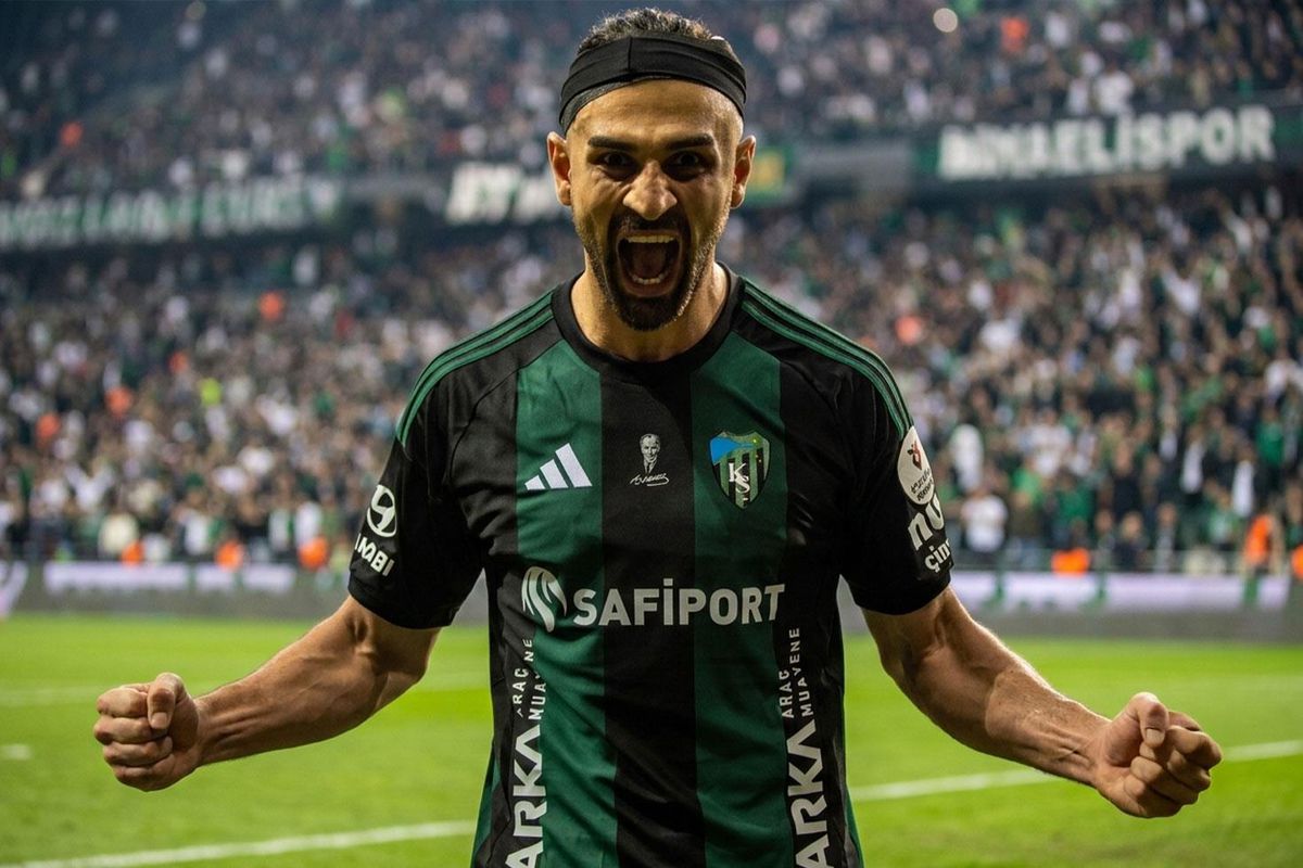 Bursaspor forması giyen Serdar Dursun'un sahada mücadele ettiği anın temsili görseli.