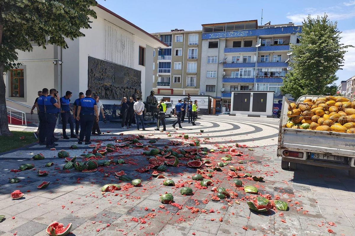Tekirdağ'da zabıtaya kızan seyyar satıcı, karpuzları belediye önünde parçaladı