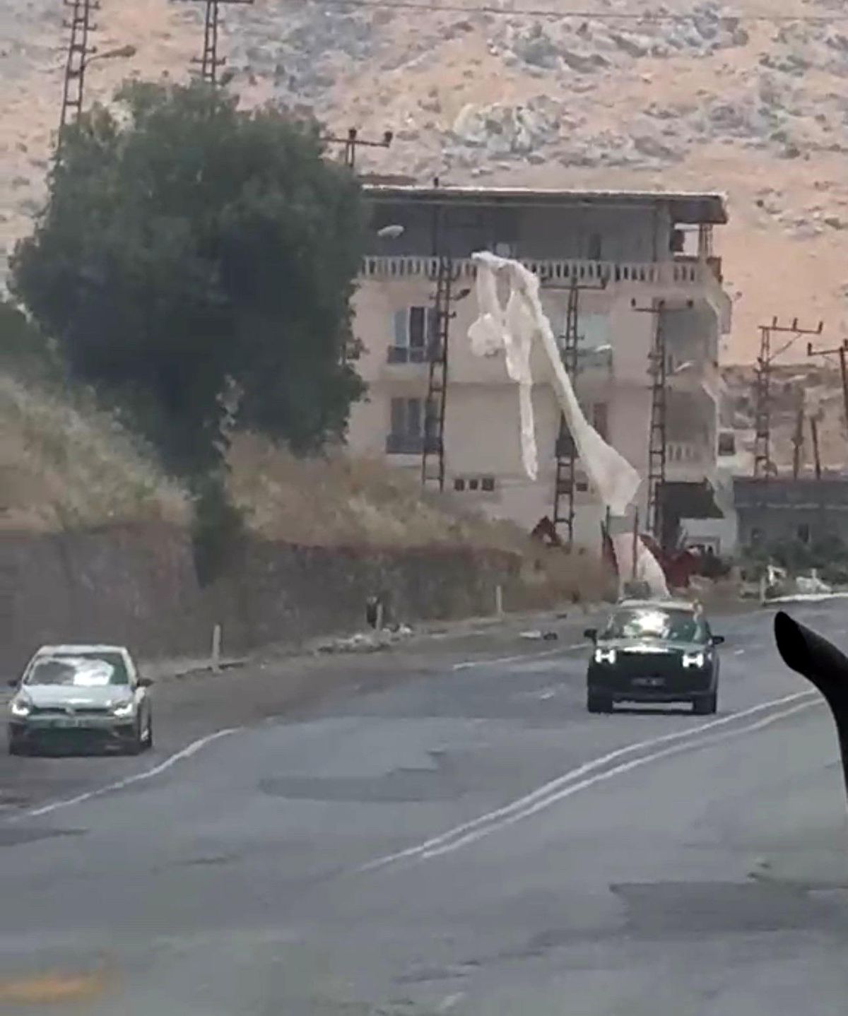 Siirt'te elektrik direğinde çıkan yangın