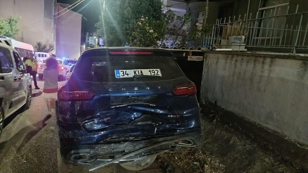 Sinop'ta 'Dur' ihtarına uymayan sürücü otomobiliyle park halindeki araca çarptı