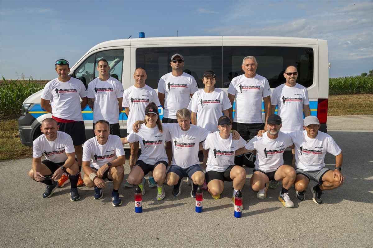 Srebrenitsa Soykırımı'nı anma törenlerine katılacak Hırvat maratoncular yola çıktı