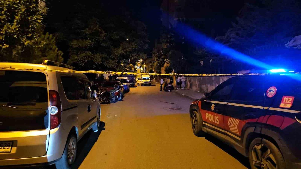 Sultangazi'de silahlı kavga sonrası polis inceleme yapıyor.