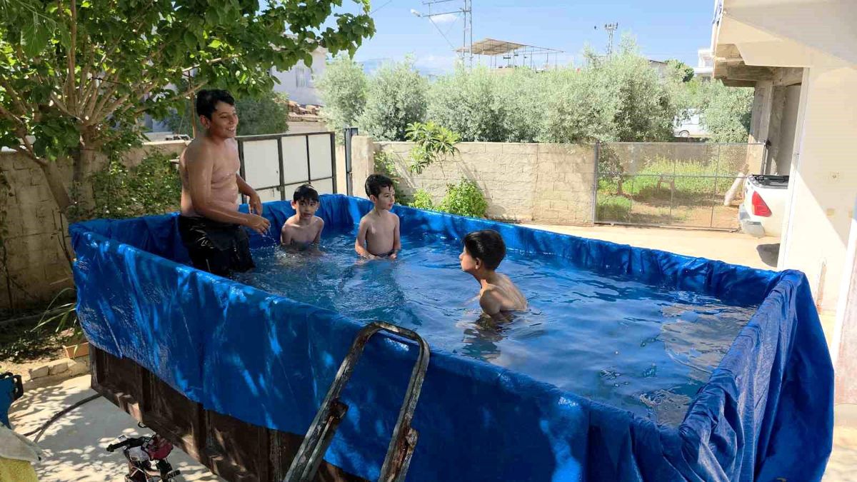 Traktör römorkunu havuza çeviren dede, torunları için denizi evin önüne getirdi