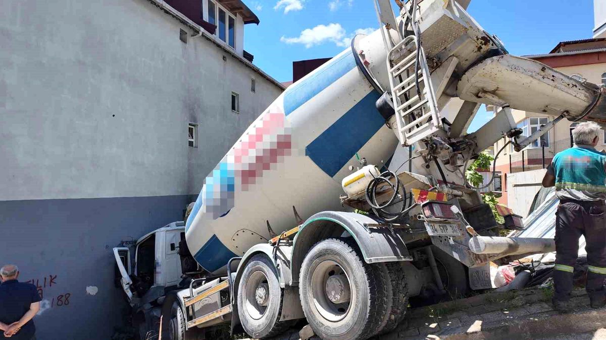 Ümraniye'de beton mikseri binaya çarptı: 1 yaralı