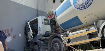 Ümraniye'de yokuştan inerken binaya çarpan beton mikserinin sürücüsü yaralandı