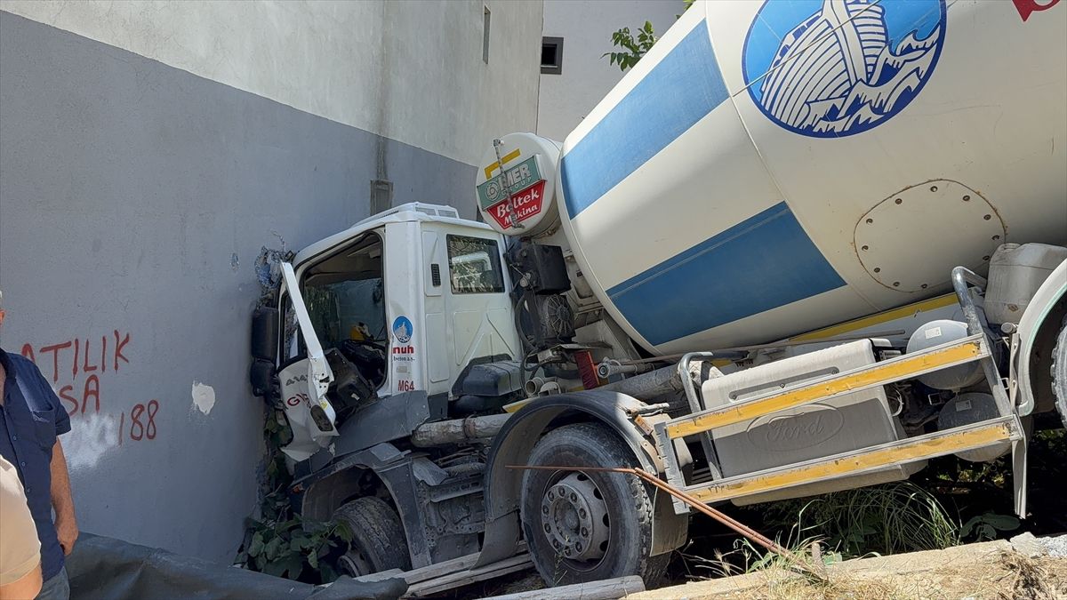 Ümraniye'de yokuştan inerken binaya çarpan beton mikserinin sürücüsü yaralandı