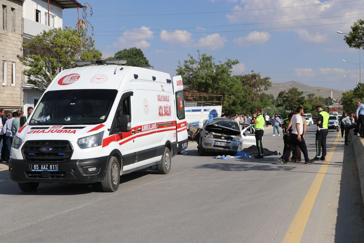 Van'da park halindeki kamyona arkadan çarpan otomobilin karıştığı trafik kazası.
