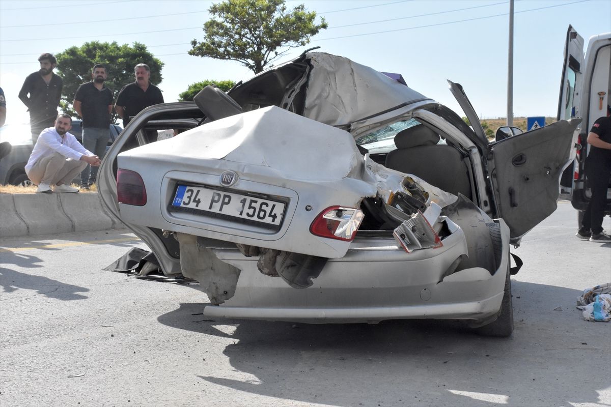 Van'da park halindeki kamyonete çarpan otomobildeki 1 kişi öldü, 4 kişi yaralandı