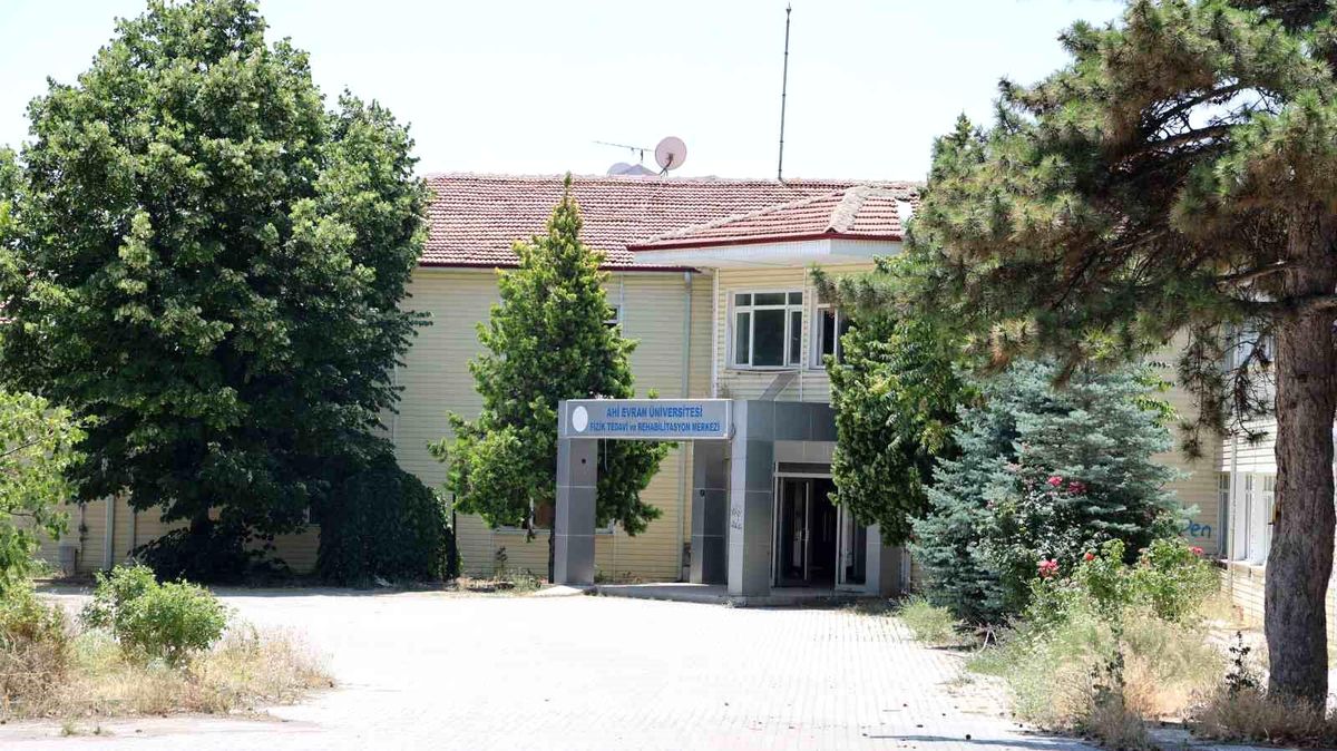 Vandallar, eski fizik tedavi merkezinin duvarlarına sprey boyalarla yazı yazdı